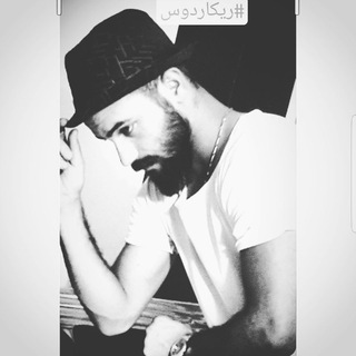 رجل يكتب اوجاع قلبه ?